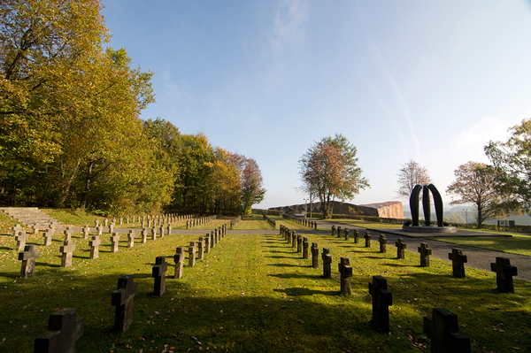 Ehrenfriedhof mit Mahnmal im ehem. Bereich der Wachmannschaften