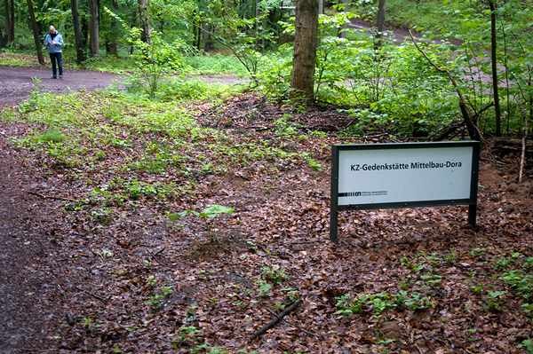 Zugang zur Gedenkstätte im Wald