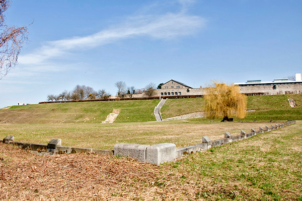 Überreste des aufgelassenen Friedhofs am ehem. Exerzierplatz